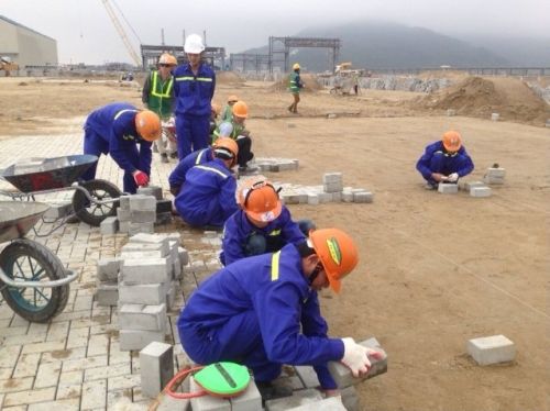 Đúc gạch bê tông tự chèn và lát sân cảng nhà máy lọc hóa dầu